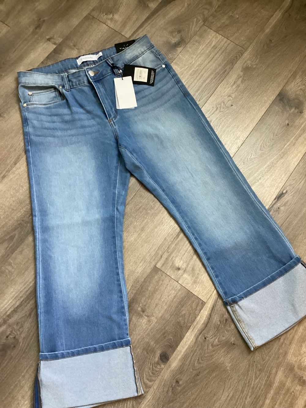 Tahari Caroline mid rise crop miniboot Women’s Light Blue Wide-Leg Cuffed Jeans